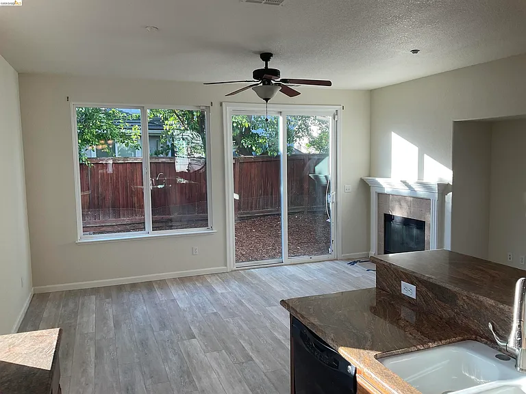 1360 Tiffany Dr — Photo 4