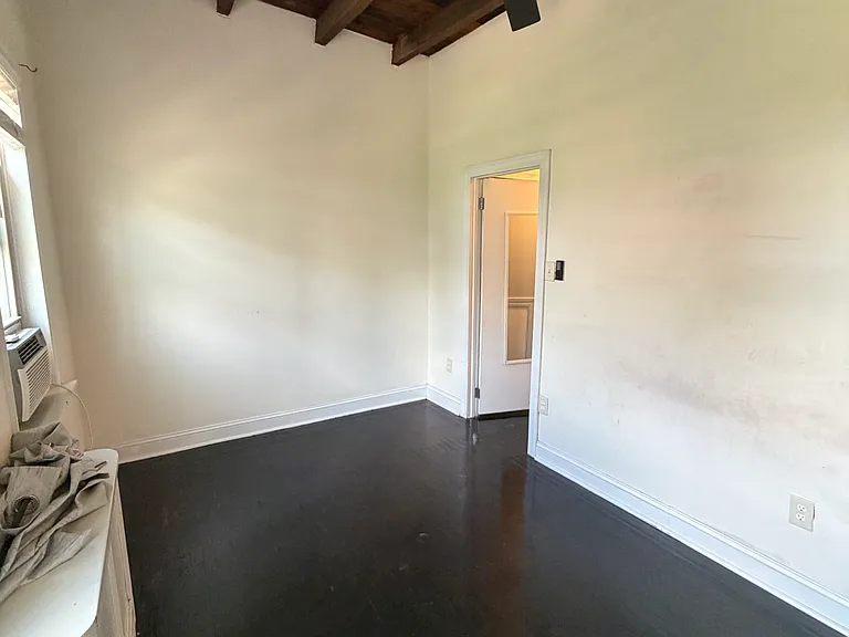 2977 Mercer St — Photo 10