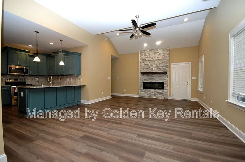 4 bed, 3.0 bath, $2,100 — Photo 4