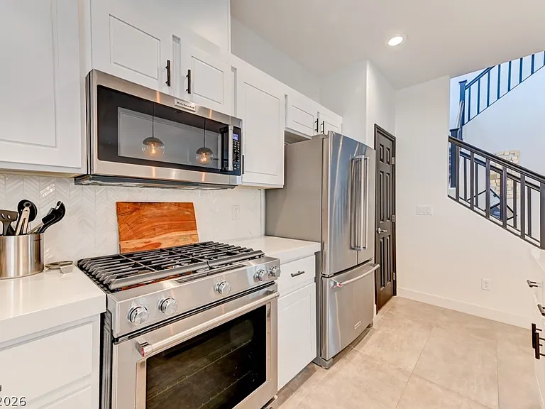 1041 Chestnut Chase St — Photo 6