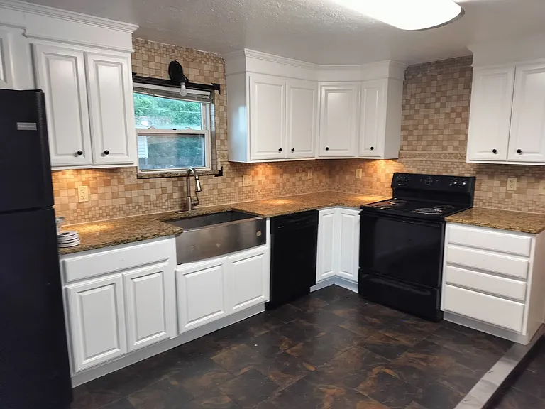 225 E Edwards St — Photo 6