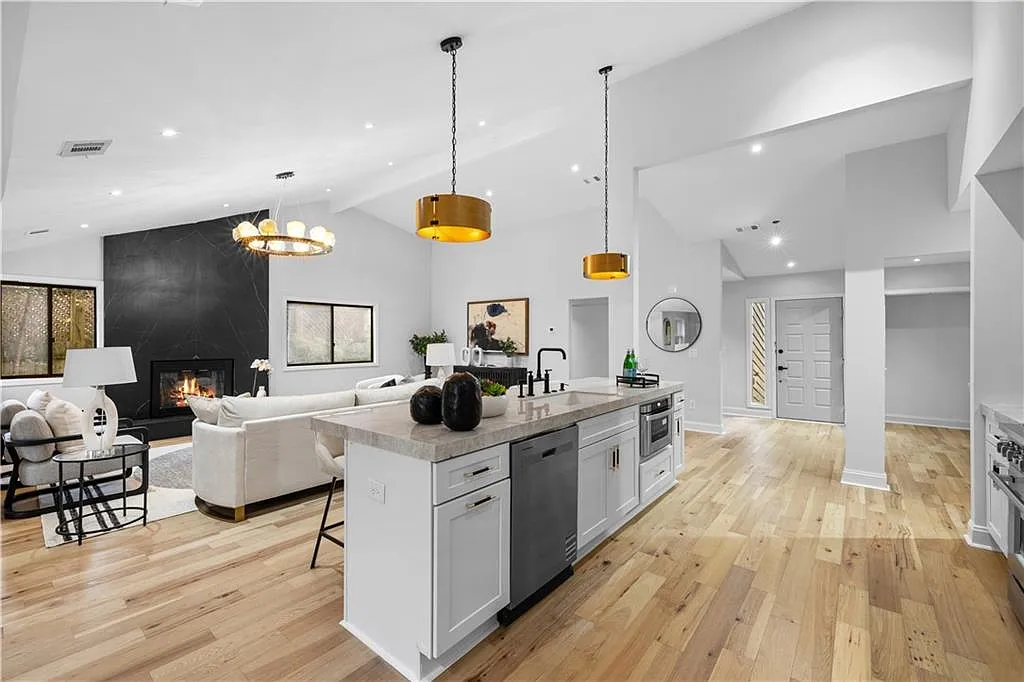 3 bed, 3.0 bath, 2436 sqft, $3,600 — Photo 4