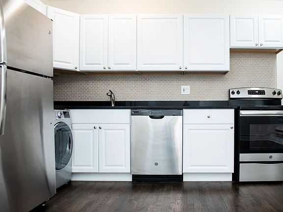 3rd image of 3345 N Marshfield Ave APT 207