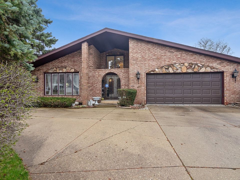 Convenient circular drive welcomes you to the courtyard entrance.