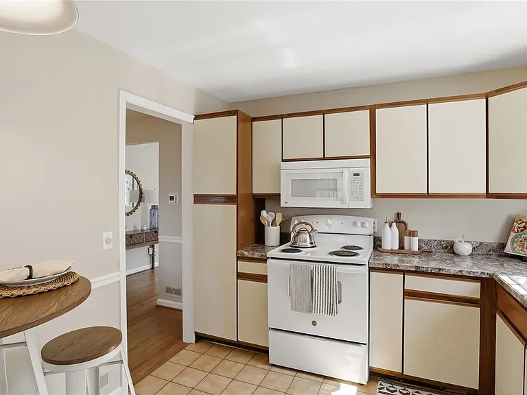 37 Oakmount Dr — Photo 10