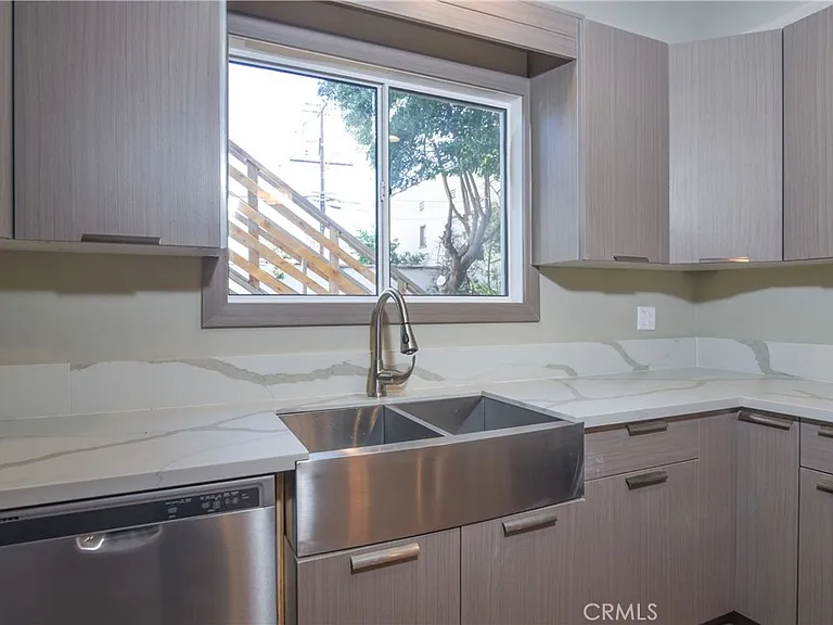 226 S Rexford Dr — Photo 15