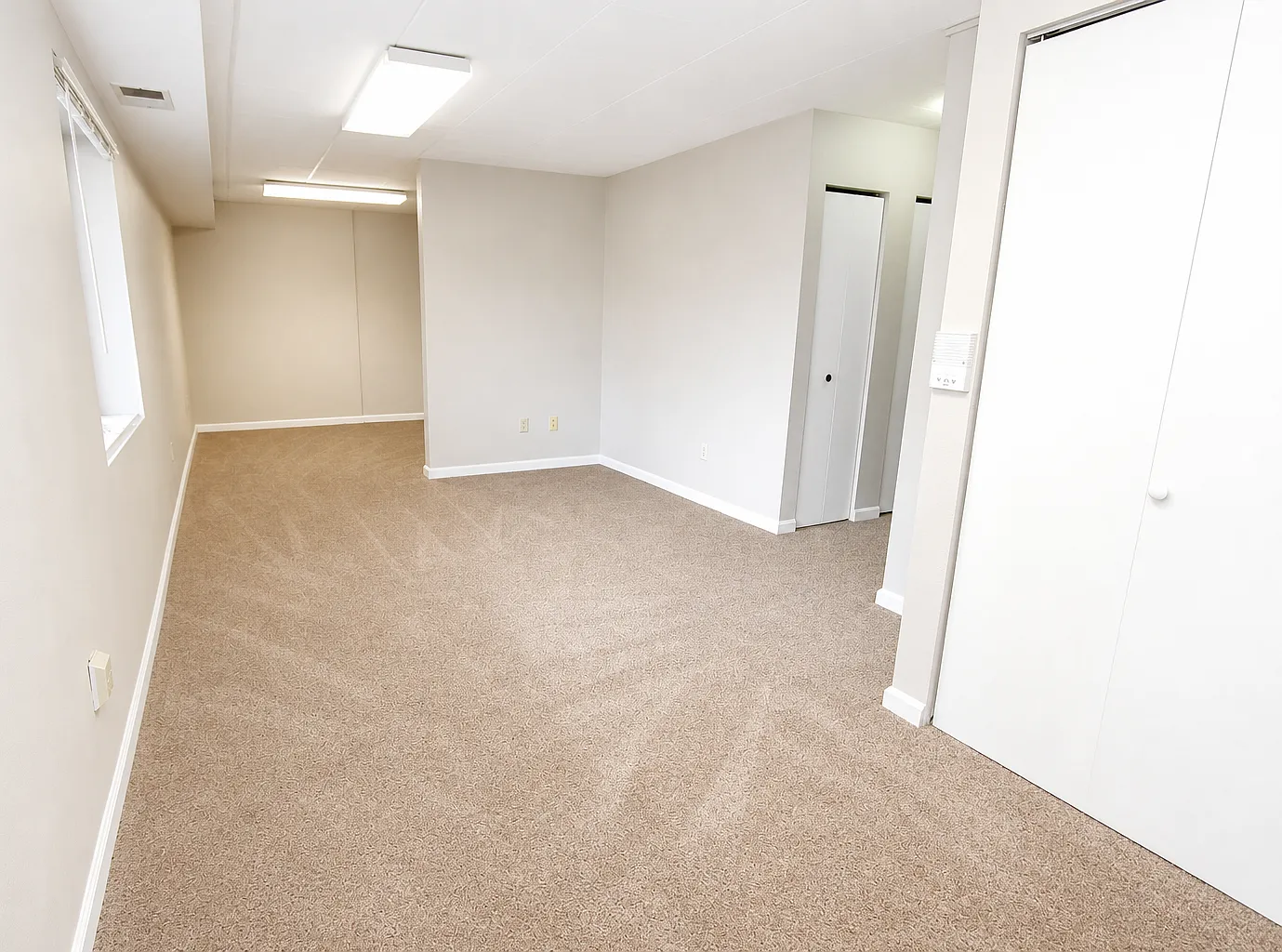 Wellington Square Apartments — Photo 3