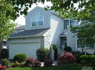 47 Hamlet Dr, Hauppauge, NY 11788