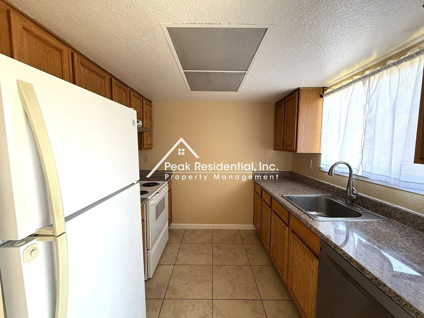 Spacious Elk Grove 3bd/2ba Triplex with Backyard — Photo 4