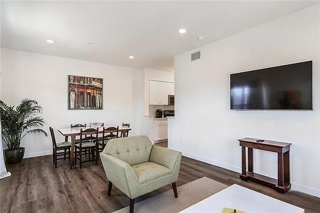 2 bed, 2.0 bath, 959 sqft, $2,400 — Photo 4