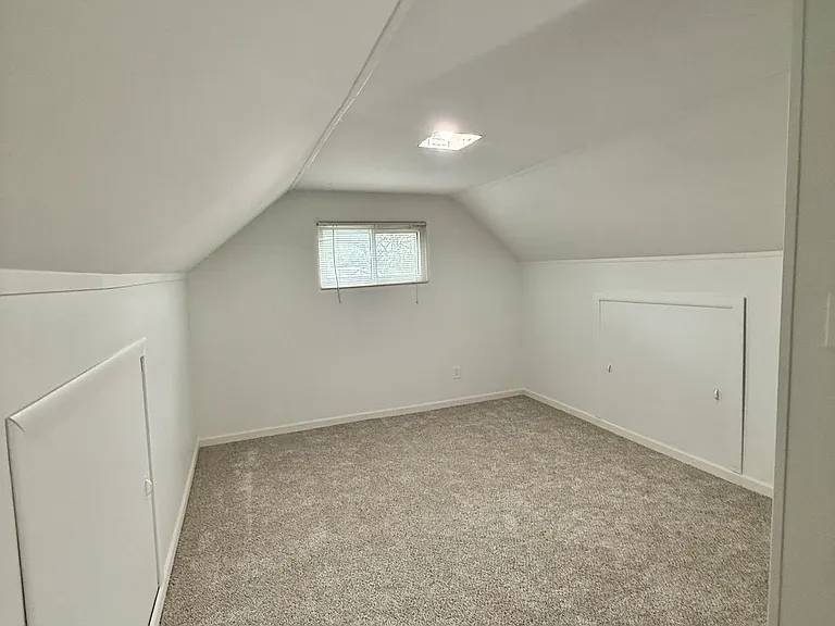 1004 Elm St — Photo 8