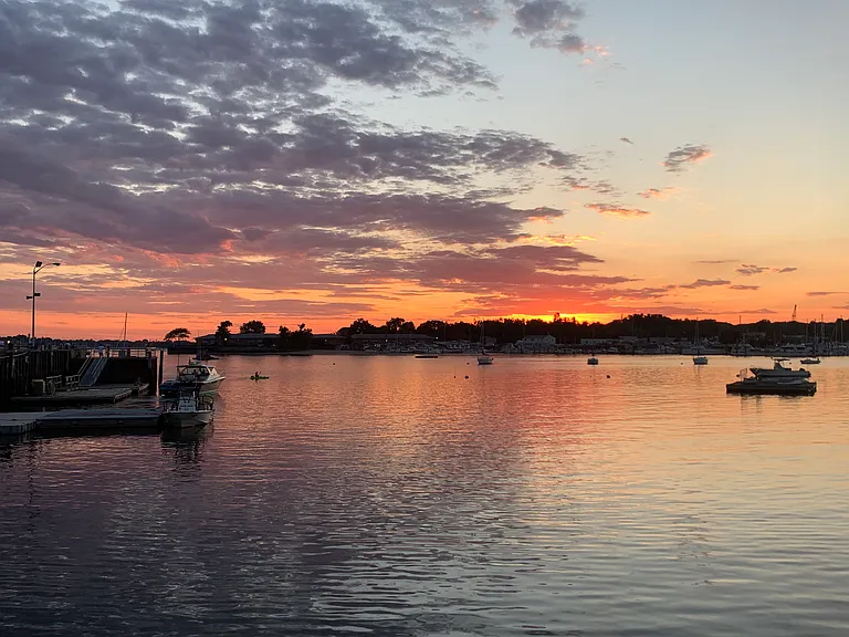 10 mins walk to sunset park and water side