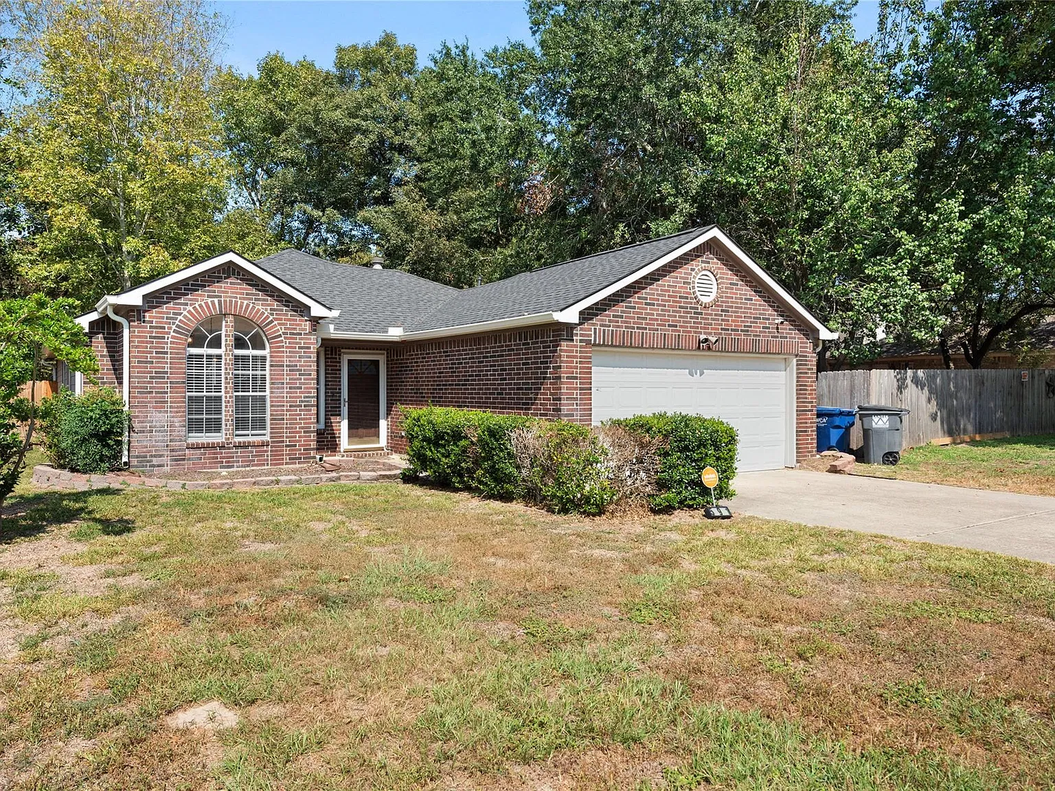 3 bed, 2.0 bath, 1741 sqft, $1,950 — Photo 2