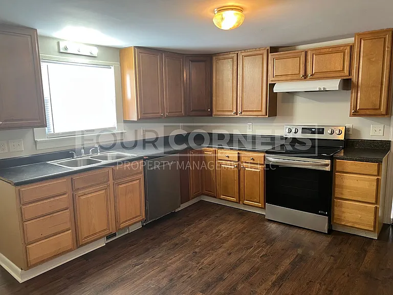 1901 Merritt Dr — Photo 4