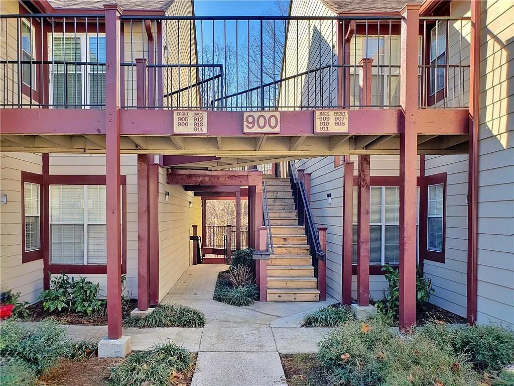 2 bed, 2.0 bath, 880 sqft, $1,650 — Photo 2