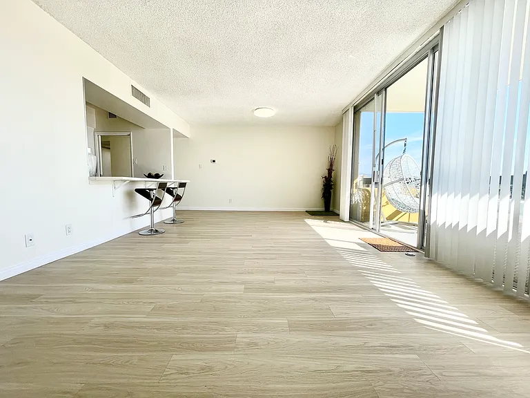 Occidental Towers Apartments — Photo 135