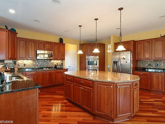 5th image of 4084 Willow Creek Dr
