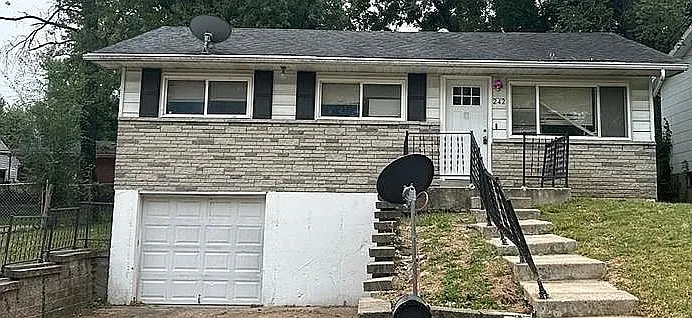 242 Gladys Ave photo 1