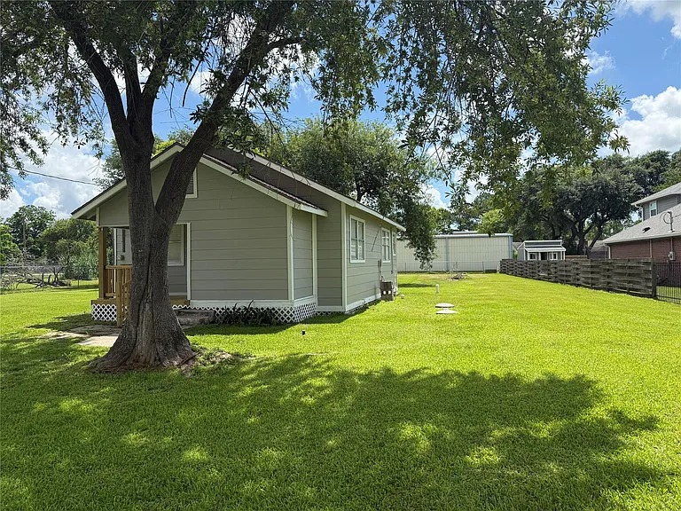8926 Courtney Dr — Photo 3