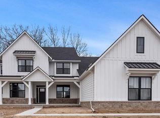 25589 Crystal Crk W, South Lyon, MI 48178
