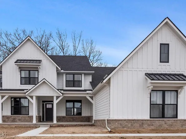 25589 Crystal Crk W, South Lyon, MI 48178