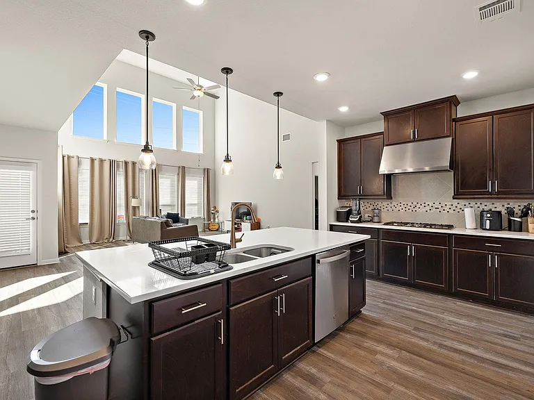 604 Spindrift Ln — Photo 3