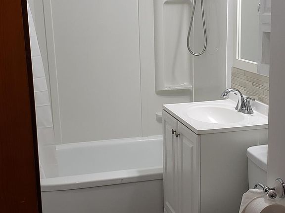 5th image of 702 Freeborn Ave #2