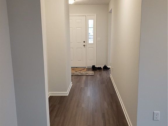 3rd image of 142 Stonecrest Trl