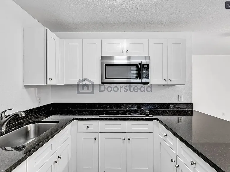 921 Penfield St #B — Photo 11