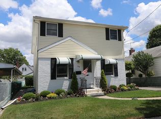 132 Carle Rd, Westbury, NY 11590