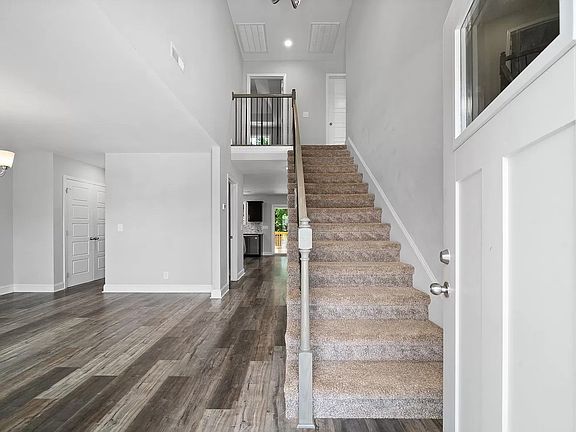 5th image of 116 Lucerne Ln