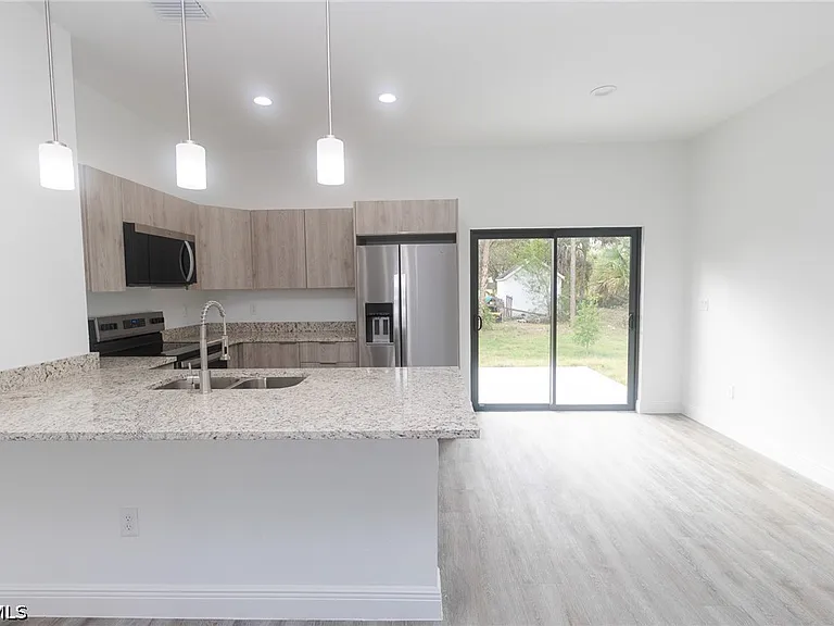 1217 Cellini St E — Photo 15