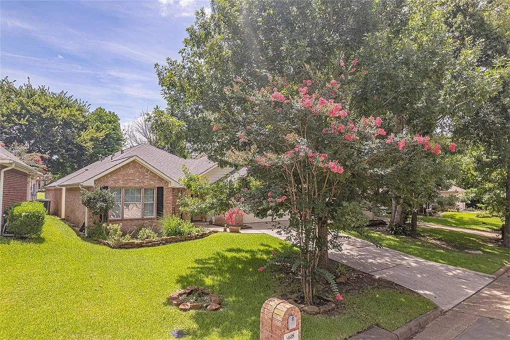 3 Bedroom 2.5 Bathroom plus Office On the Golf Course!! — Photo 2