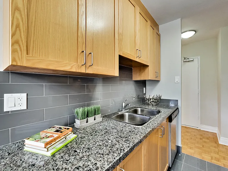 42 Glen Elm Ave #206 — Photo 45