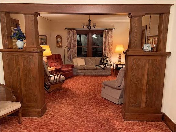 Living room w colonnades