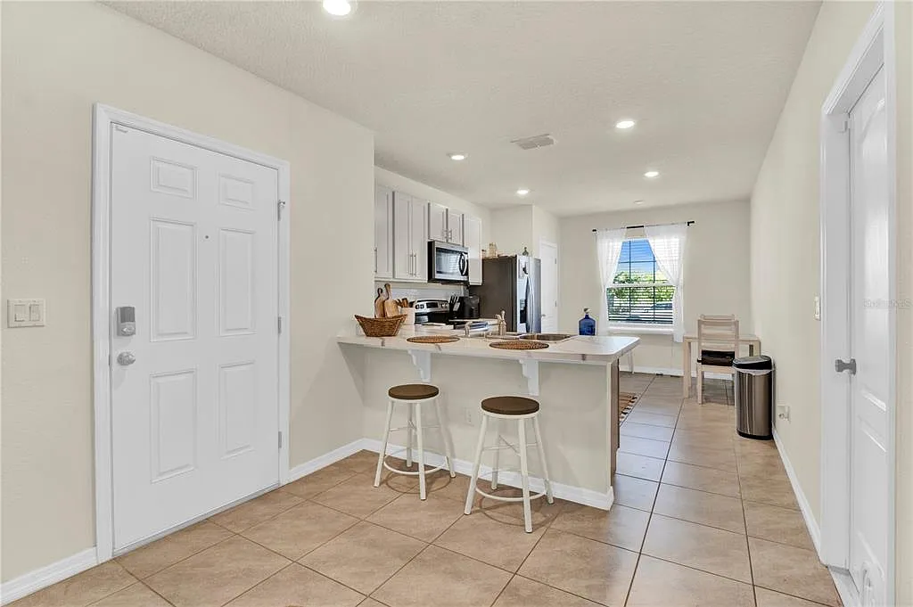 3 bed, 2.5 bath, 1674 sqft, $2,300 — Photo 3