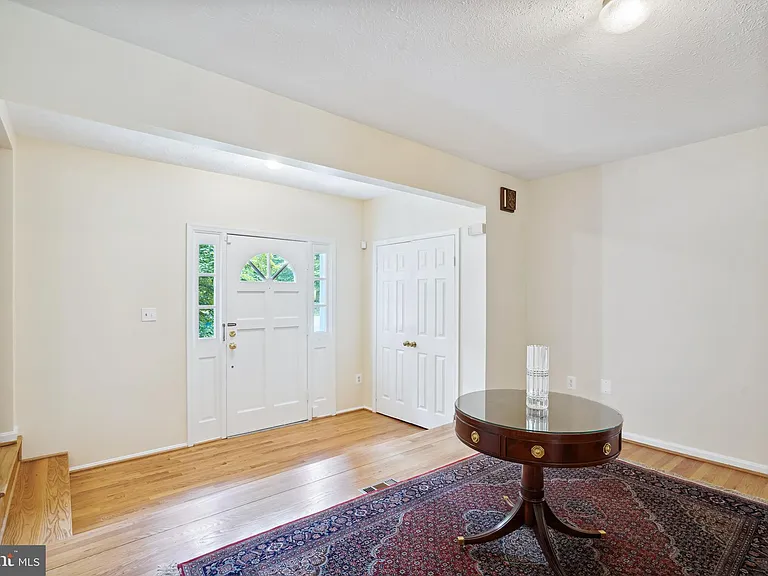 9708 Locust Hill Dr — Photo 8