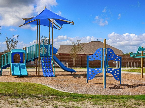 Get the kiddos disconnected from technology and enjoy the beautiful outdoors at the multiple playgro