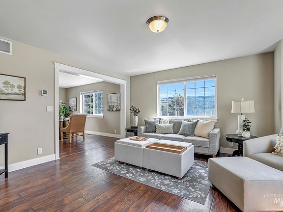 5th image of 726 Falls View Dr