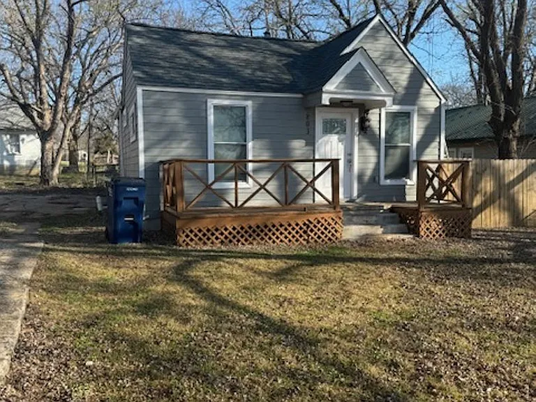 803 W Cherokee St — Photo 2
