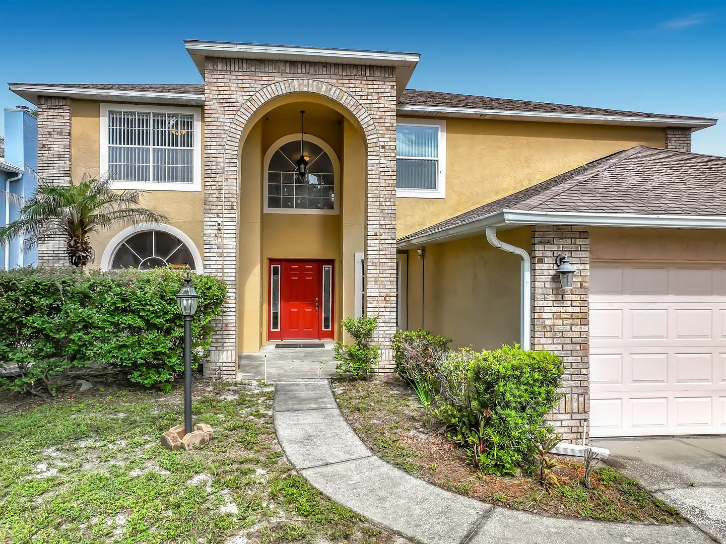 Large Beautiful 5x3 Home with 3 Car Garage with a Pool — Photo 2