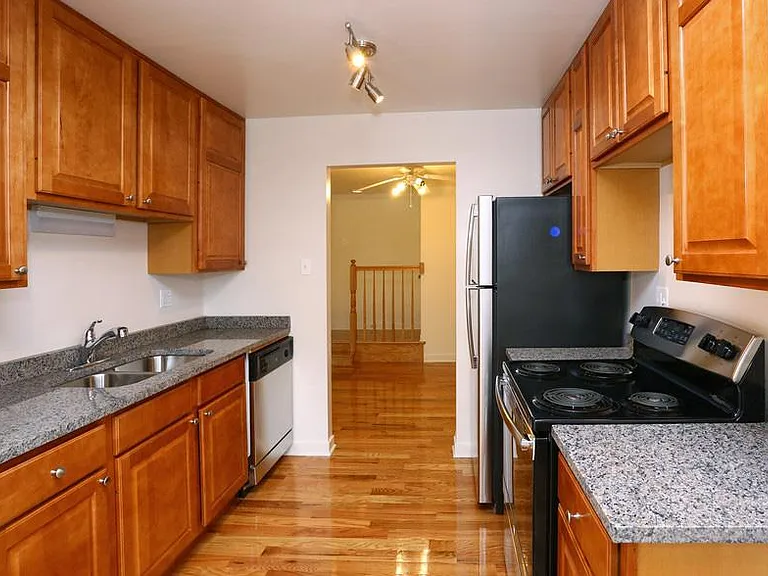 Emerald Court Apartments — Photo 12