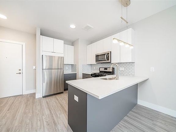 4th image of 6119 Broadway #201