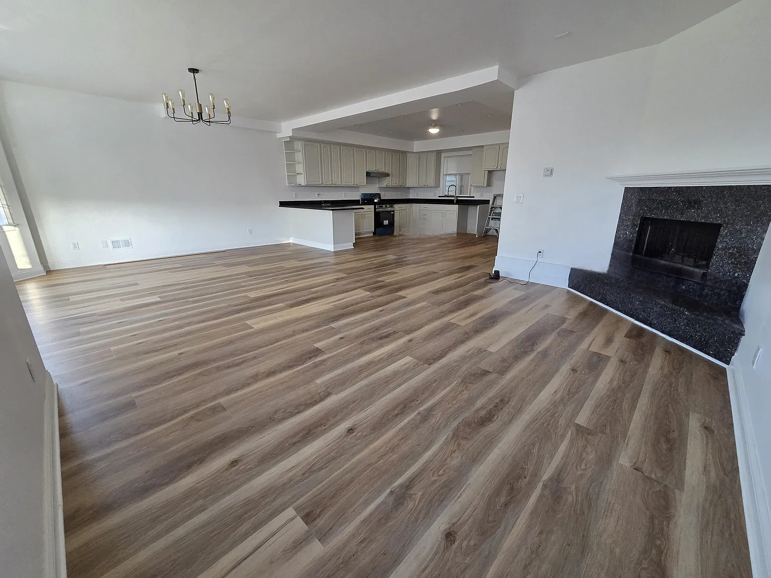 3 bed, 1600 sqft, $4,988 — Photo 2