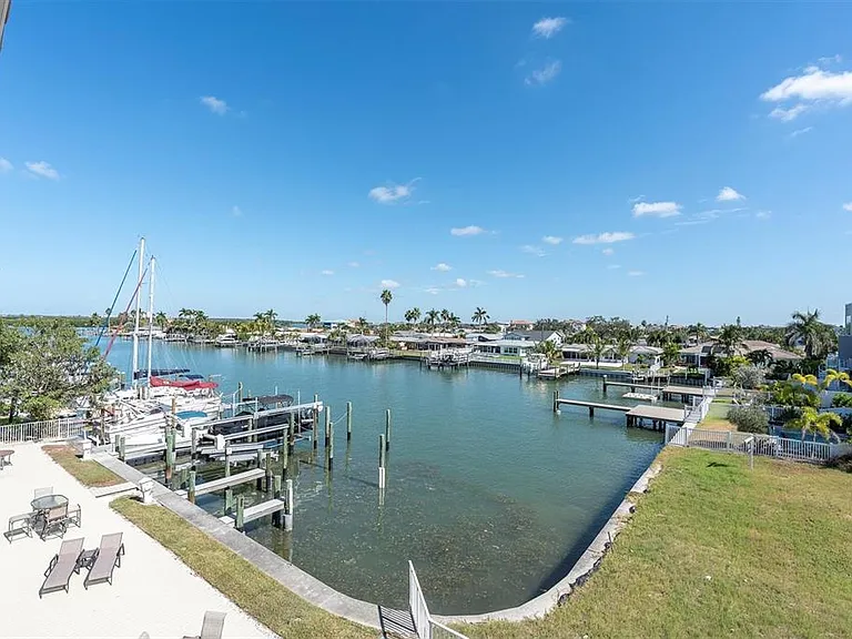 300 Capri Blvd #6 — Photo 43
