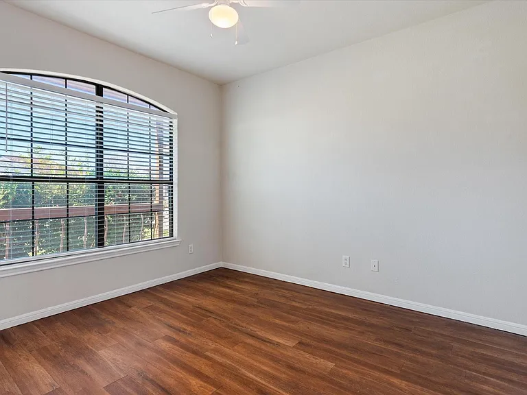 6104 Alexus Dr — Photo 8