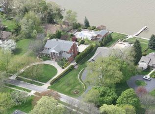 330 Riverside Dr, Rossford, OH 43460