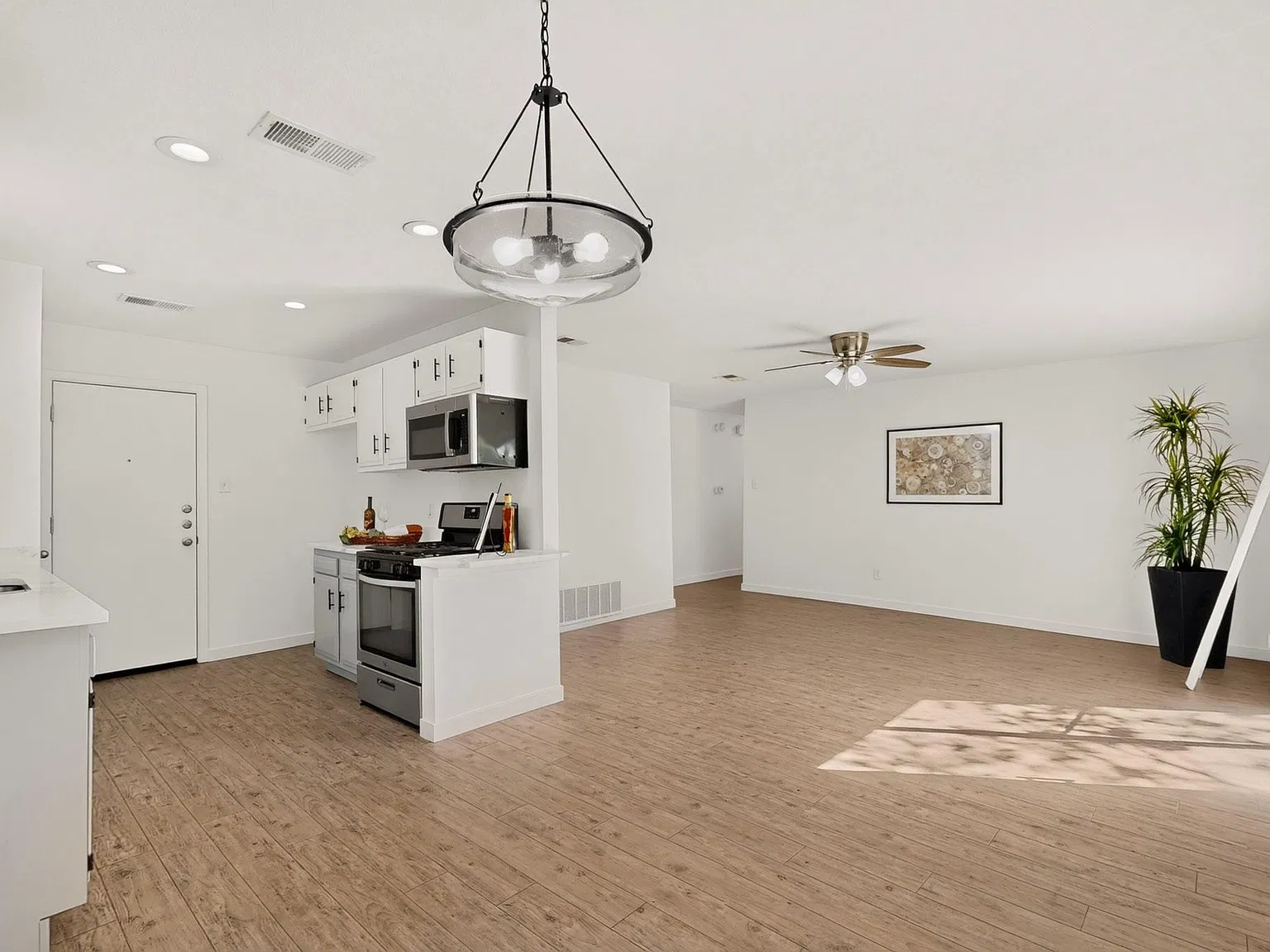 3 bed, 2.0 bath, 1098 sqft, $1,995 — Photo 4