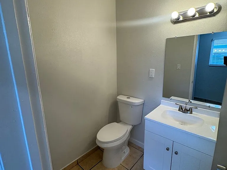 1622-1658 W Walnut St — Photo 13