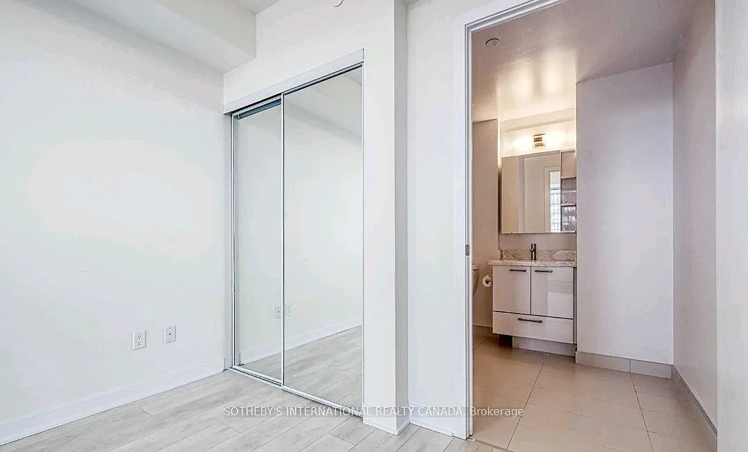 Building Photo - 2221 Yonge St #4409